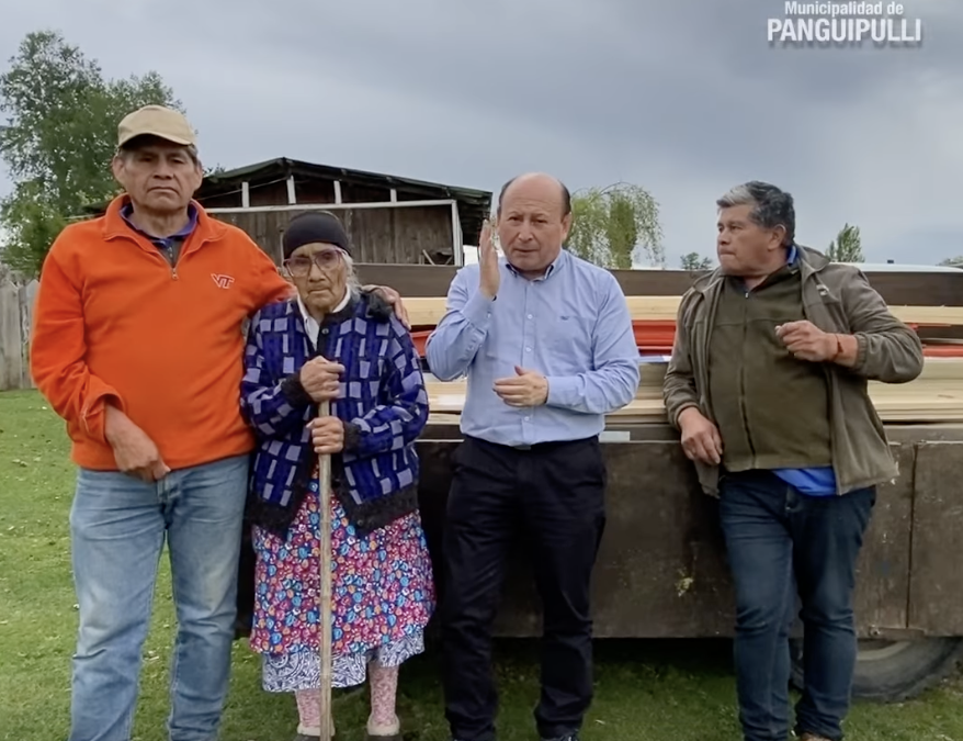 Municipalidad entrega materiales de construcción para vivienda de emergencia a adulta mayor de Cayumapu Alto